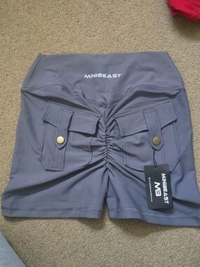 MINIBEAST Gray High-Waisted Cargo Scrunch Biker Shorts – Size Large NWT